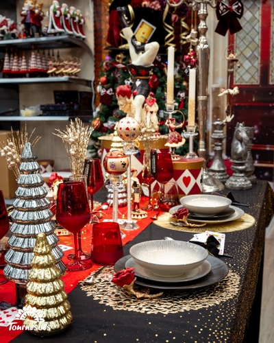 Table de Noël décorée de rouge et or dans un style baroque.